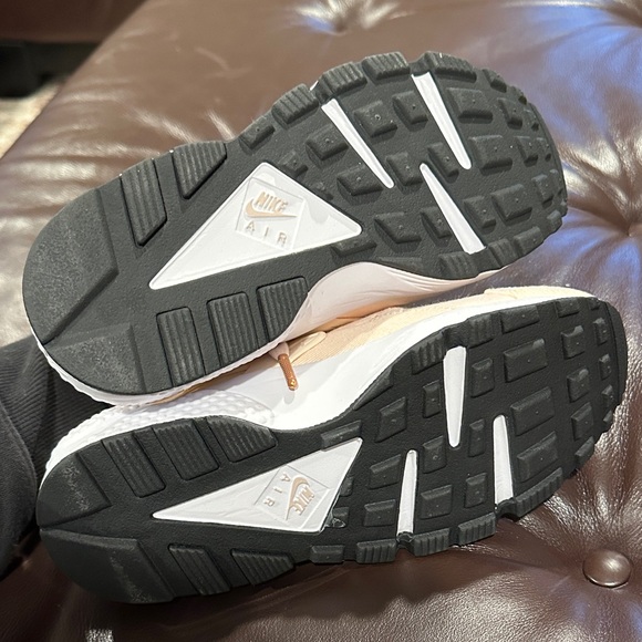 Nike Women's Blush Pink Sneakers NWOT - Picture 4 of 5